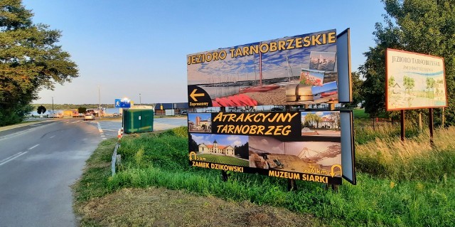 Nad Jezioro Tarnobrzeskie wjechać można tylko z Wisłostrady w ciągu drogi wojewódzkiej 871 i skręcić w ulicę Plażową lub Żeglarską.