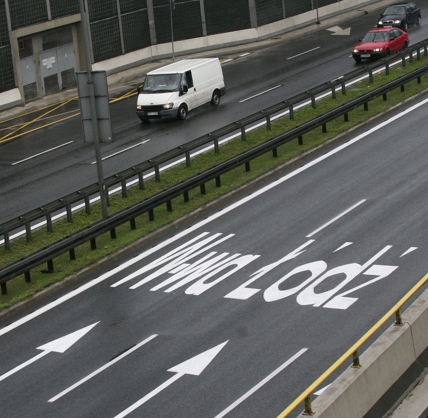 Nowe znaki drogowe w Katowicach. Na DTŚ są znaki na jezdni z nazwami miast [ZDJĘCIA + WIDEO] 