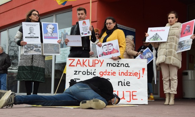 Protest pod Auchan w Częstochowie, 10 kwietnia 2022 roku.Zobacz kolejne zdjęcia. Przesuwaj zdjęcia w prawo - naciśnij strzałkę lub przycisk NASTĘPNE