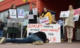 Protest pod Auchan w Częstochowie. "Kupując tu, wspierasz ruskich morderców"