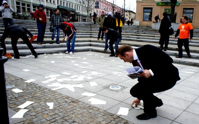 Po wiecu poseł Adam Rybakowicz osobiście sprzątał plac...