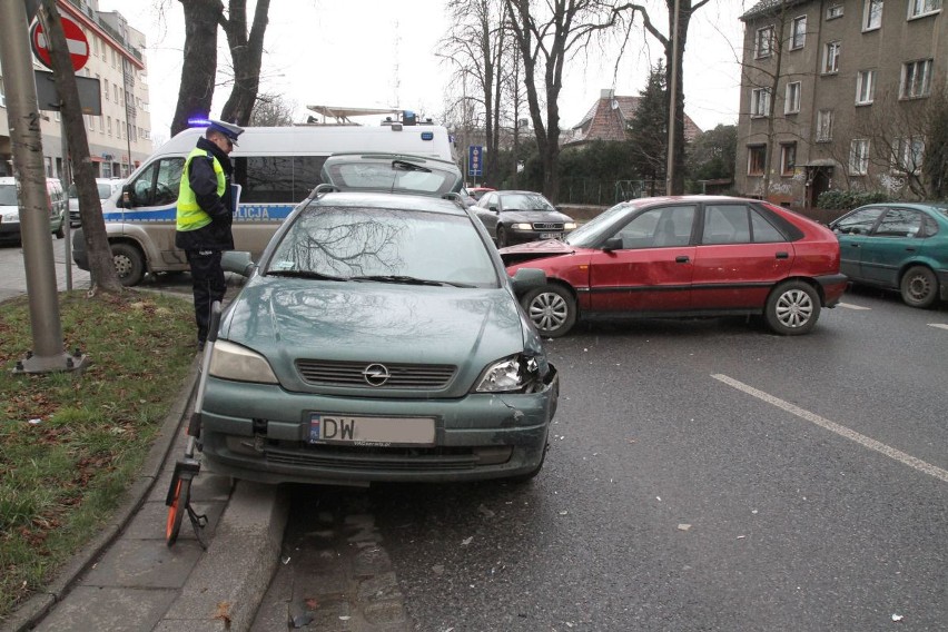 Wypadek na Boya-Żeleńskiego. Jeden z kierowców uciekł