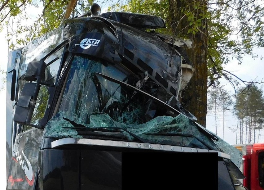 Tragiczny wypadek na DK8. Renault uderzyło w drzewo. Kierowca nie żyje