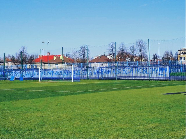 Ruch Chorzów. Transparent przy boisku treningowym.