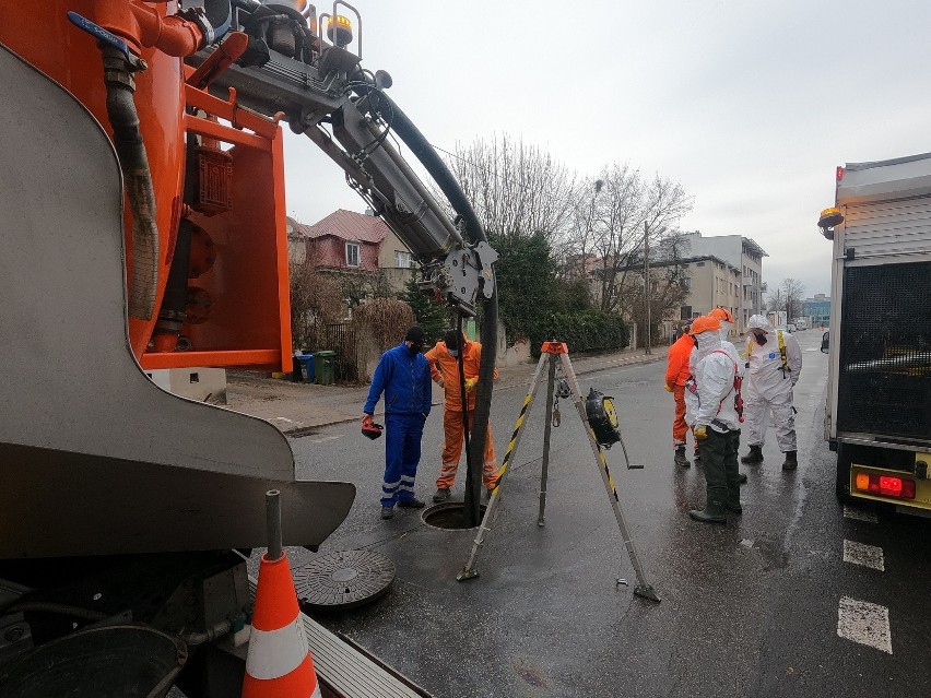 Pocisk z czasów I wojny światowej znaleźli w jednym z łódzkich kanałów pracownicy ZWIK