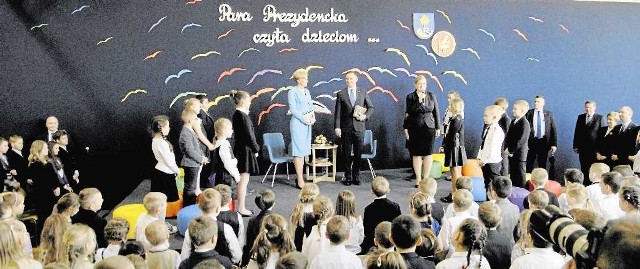 Para prezydencka podczas powitania w Szkole Podstawowej w Lubniu