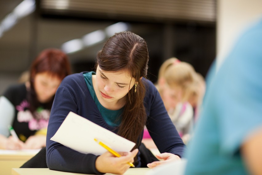 Studentka rozwiązuje test // Najpopularniejsze kierunki...