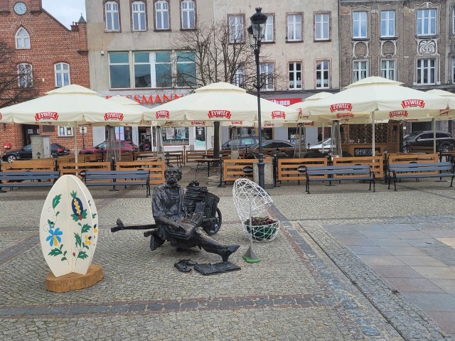 Rynek w Kościerzynie to miejsce lubiane przez mieszkańców i turystów. W sezonie, gdy działalność rozpoczynają ogródki gastronomiczne można zjeść posiłek i wypić kawę z widokiem na kamienice.