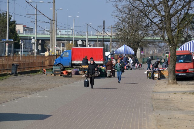 W dzień powszedni zieleniak wzdłuż pasażu jest czynny