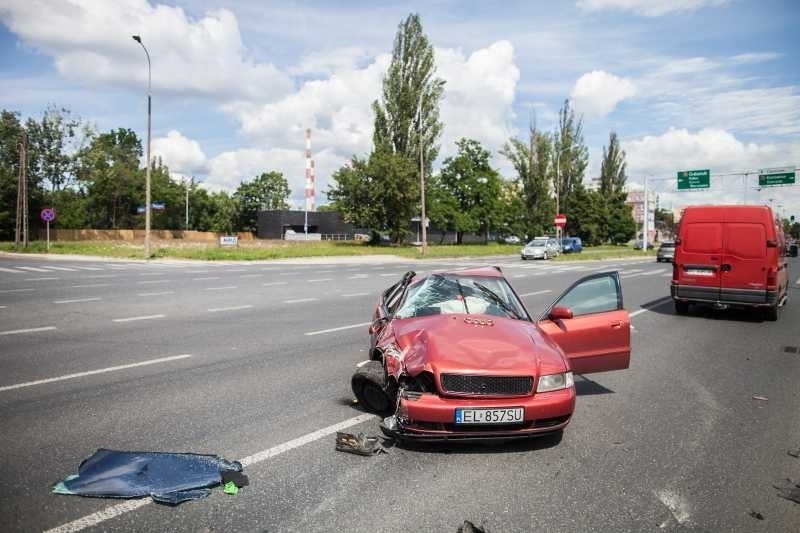 Wypadek na Obywatelskiej. Audi wylądowało na dachu [FILM, zdjęcia]
