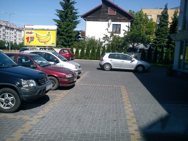 Kierowca volkswagena golfa zastawił przejazd obok sklepu przy ul. Wiejskiej.