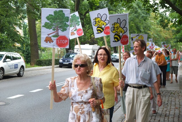 W lipcu grupa opolan protestowała  na ulicy Piastowskiej przeciwko budowie trasy. Urząd miasta odpowiedział akcją informacyjną, której finałem będą konsultacje i głosowanie już 25 października.