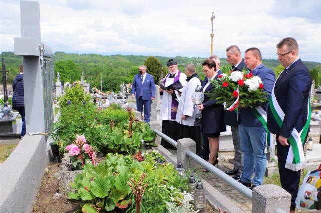 Przy zbiorowej mogile ofiar pacyfikacji z 24 maja 1943 roku ksiądz proboszcz Wojciech Zdon poprowadził modlitwę, Pani Wójt zapaliła znicz, a delegacja Stowarzyszenia Barchan Krynki złożyła wiązankę biało-czerwonych kwiatów.