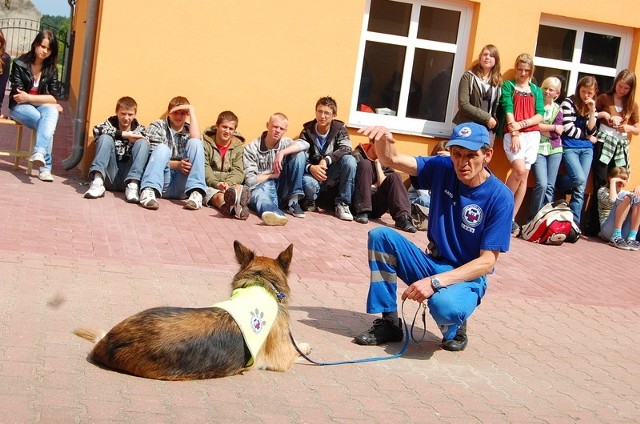Dariusz Staniek pokazuje gimnazjalistom, jak zachować się podczas ataku psa.