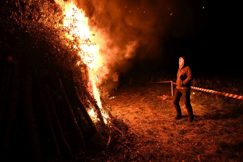 Ogromne ognisko zapłonęło pod Kielcami. Była słowiańska biesiada i obrzędy [ZDJĘCIA, WIDEO]