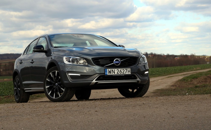 Volvo S60 Cross Country...