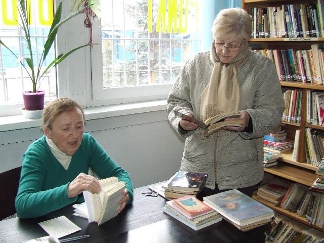 Barbara Knoppek do Ireny Lamus (siedzi), emerytowanej nauczycielki, przychodzi po książki do poduszki.