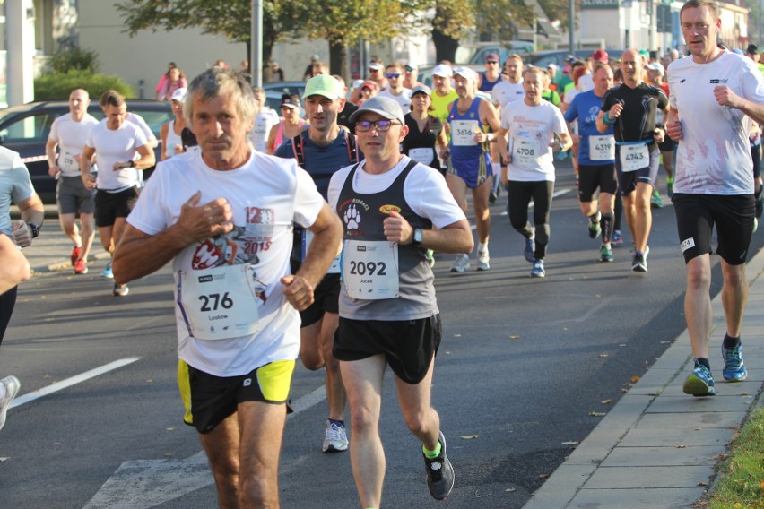 Zdjęcia z maratonu w Poznaniu 2018 - biegacze na pierwszym...