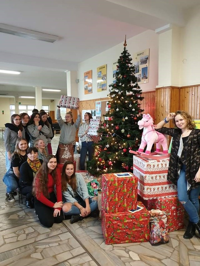 Licealiści z Dziewiątki już po raz 13. pomagali chorym dzieciom. Każda klasa przygotowała paczkę dla jednego podopiecznego.