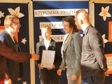 Prezydent Jarosław Górczyński wręczył stypendia najlepszym uczniom szkół podstawowych w Ostrowcu. Zobacz zdjęcia