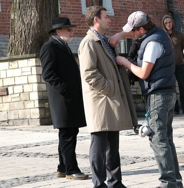 Jacek Rozenek zagrał kandydata na burmistrza; na zdjęciu z filmowym ojcem granym przez Aleksandra Bednarza. 