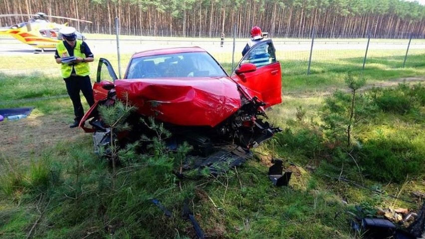 Auto przebiło siatkę ogradzającą autostradę i uderzyło w...