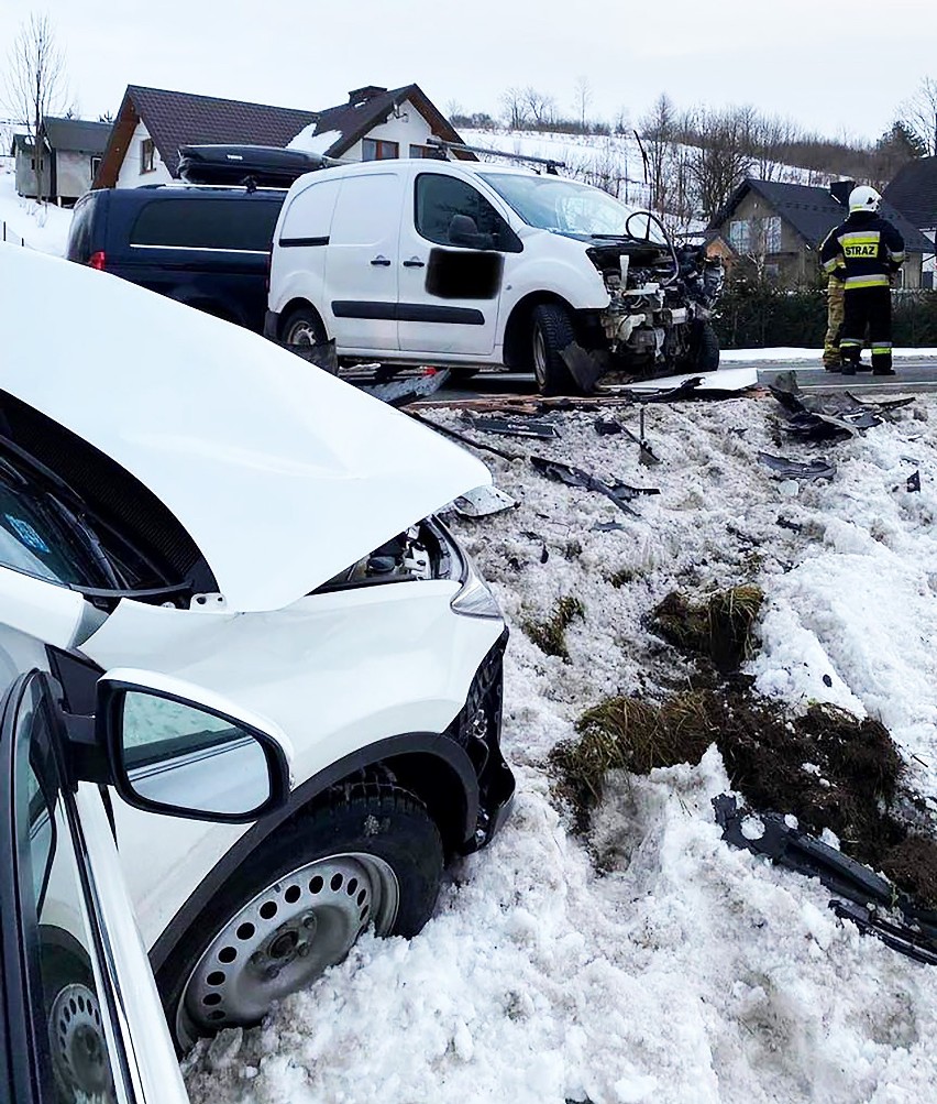 Wypadek zablokował drogę do Krynicy-Zdroju. Na pomoc jedzie kolejny ambulans pogotowia