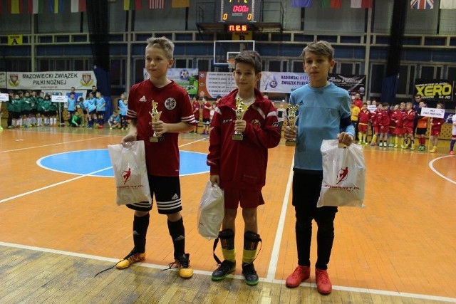Od lewej: najlepszy zawodnik Kacper Pietrzyk, strzelec Szymon Cieloch i bramkarz Kacper Miturski.