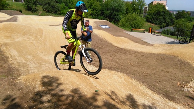 Tak prezentował się pumptrack w Będzinie podczas otwarcia. Zobacz kolejne zdjęcia. Przesuwaj zdjęcia w prawo - naciśnij strzałkę lub przycisk NASTĘPNE