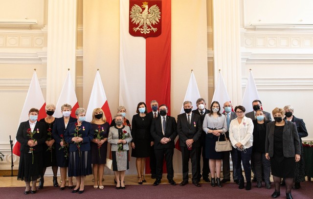 Krzyżami Zasługi oraz Medalami za Długoletnią Służbę  w Podkarpackim Urzędzie Wojewódzkim uhonorowano osoby zasłużone na rzecz inspekcji weterynaryjnej oraz pracownicy inspekcji handlowej