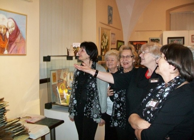 Wernisaż XI wystawy &#8222;Sercem malowane - twórcze pasje kobiet&#8221; zorganizowano w niedzielę w Muzeum im. Jana Dzierżona w Kluczborku.