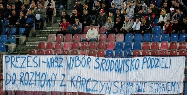 Taki transparent pojawił się na ostatnim meczu Pogoni z Polonią.