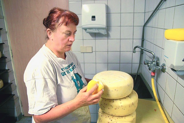 Niepełnosprawna Janette woskuje sery za pomocą bio plastiku bakteryjnego. Pozwala to chronić sery przed pleśnią