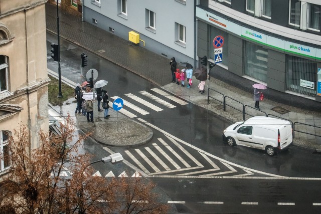 Zdaniem naszej Czytelniczki, światła na przejściu dla pieszych i zbiegu Królowej Jadwigi i Dworcowej powinny działac inaczej...