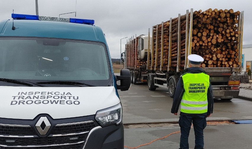 Przeładowana ciężarówka na podlaskich drogach. Zestaw przewożący drewno ważył o blisko 17 ton za dużo