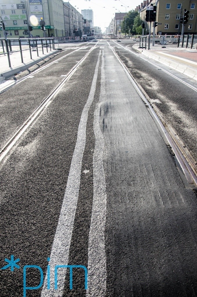 Pofałdowany asfalt na Dąbrowskiego