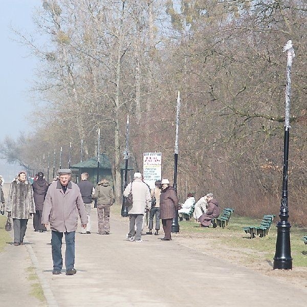 Dokładnie 25 marca przy tężni były już słupy  oświetleniowe. Kilka dni później zamontowano  oprawy lamp. Ponad miesiąc później w tym  miejscu wieczorem nadal jest ciemno.