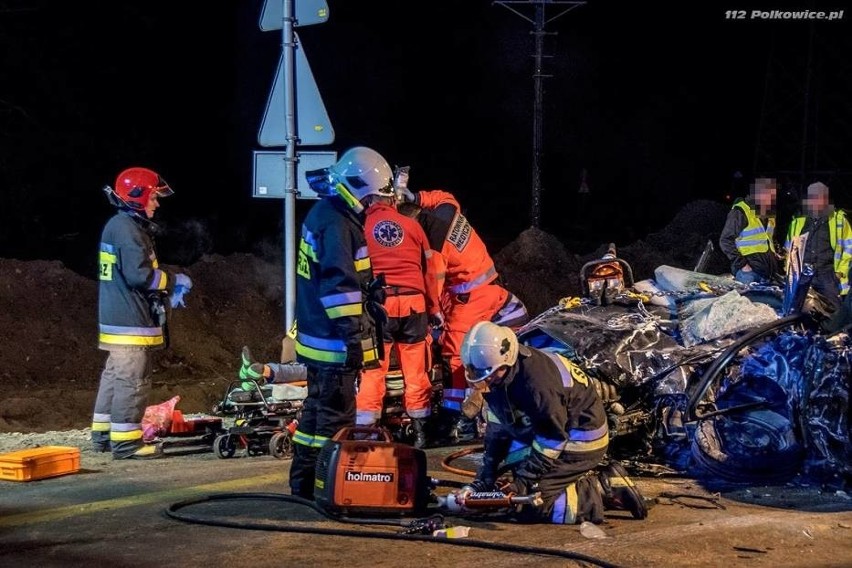 Wypadek pod Lubinem. Cztery młode osoby ranne, jedna walczy o życie [ZDJĘCIA]