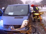 Wielka kraksa w Nagłowicach. Bus zderzył się z osobówką. Do szpitala trafiło sześć osób!