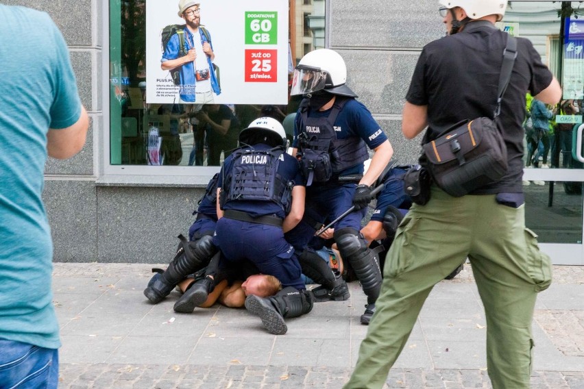 Zgromadzeni na trasie marszu równości kontrmanifestanci...