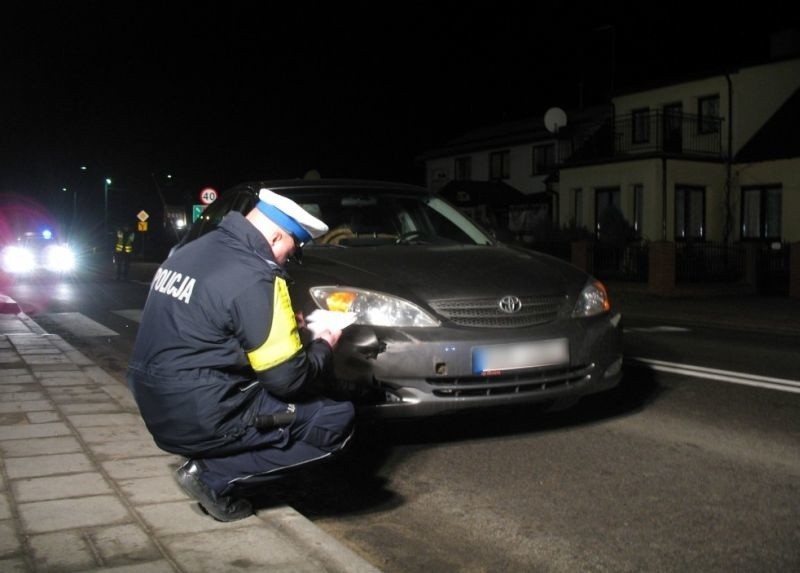 Samochód uderzył w rodzeństwo. Dzieci mają 4 i 7 lat [ZDJĘCIA]