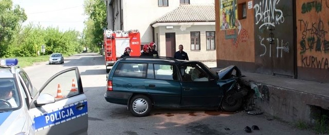 Policjanci zabezpieczali ślady i dokonali oględzin, co będzie pomocne w ustaleniu przyczyn wypadku.