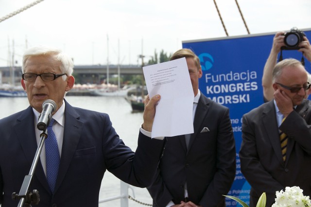 Morskie serce Europy biło w SzczecinieB. premier prof. Jerzy Buzek na Darze Młodzieży przypomniał, ze gospodarka morska UE to 500 mld dochodów i 5 mln miejsc pracy.