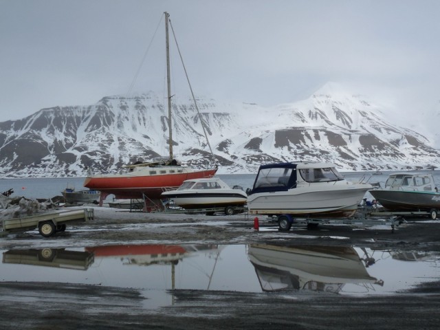 Żeglowanie po arktycznych wodach znajduje wielu zwolenników. Atutem są piękne widoki