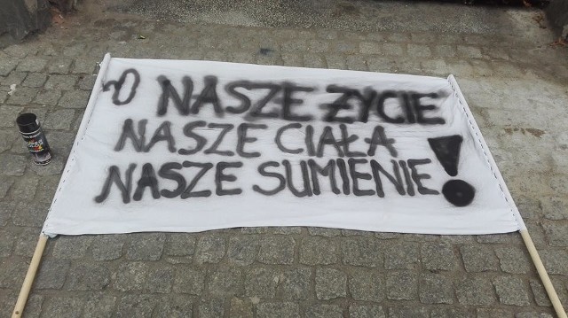 Jeden z transparentów przygotowanych przez grudziądzanki, które w poniedziałek spotkają się na Rynku w Grudziądzu, by wziąć udział w "czarnym proteście".