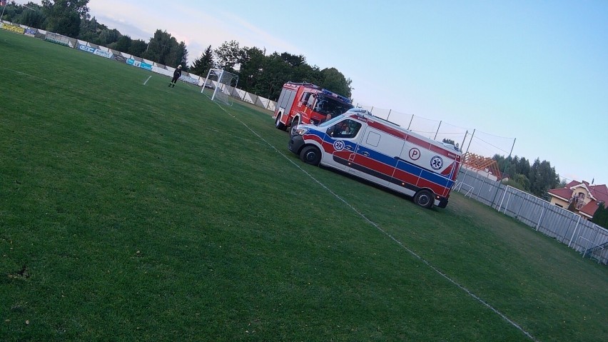 Mecz piłkarski w Dzierzgoniu przerwany przez lądowanie śmigłowca ratowniczego