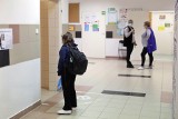 Lublin. Drzwi do ubikacji wróciły na miejsce. SP51 zmieniła sposób zapobiegania dewastacjom szkolnych toalet