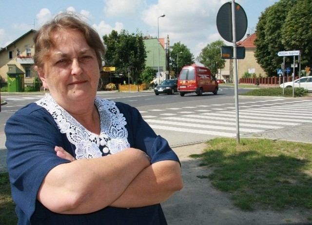 - Są dni, że ze względu na smród trudno wytrzymać w tym miejscu. Aż mi żal podróżnych, którzy czekają tutaj na autobusy - mówi Maria Kownacka z Międzyrzecza.