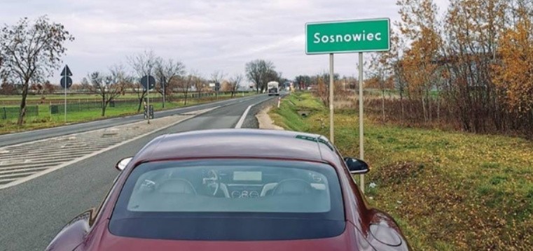 Kuba Wojewódzki robi niewybredne żarty z Sosnowca, ale pomylił miasta. Parkuje bentleya i robi wymowne zdjęcie