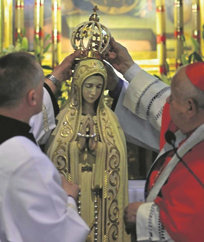 Koronowanie figury Matki Bożej Fatimskiej w kościele w...